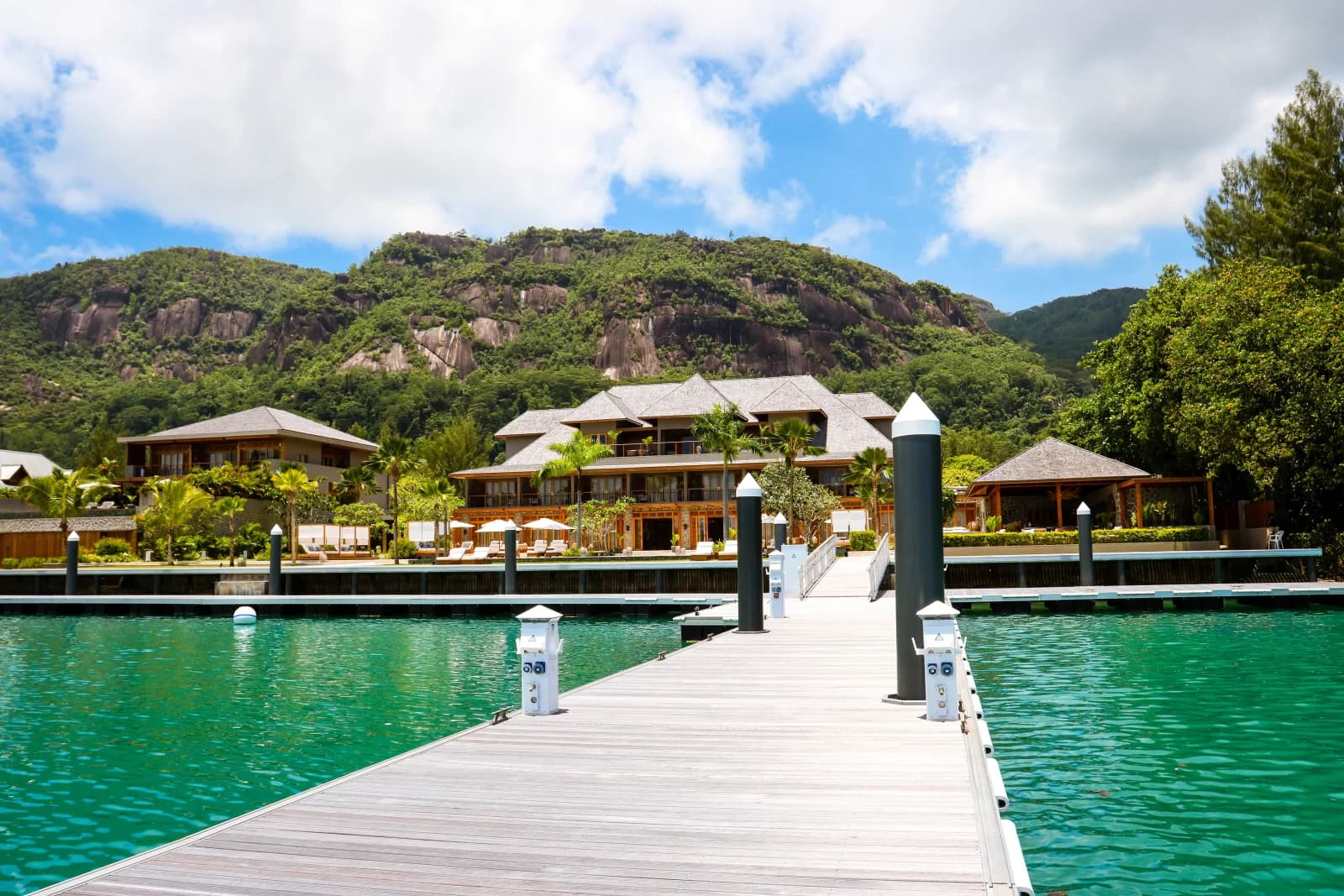 L'Escale Resort Marina & Spa: Hotel Exterior View from Pontoon