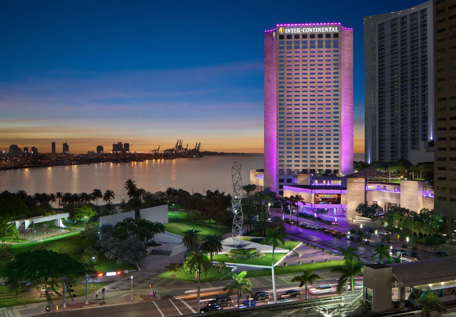 InterContinental Miami by IHG: Hotel Exterior Night