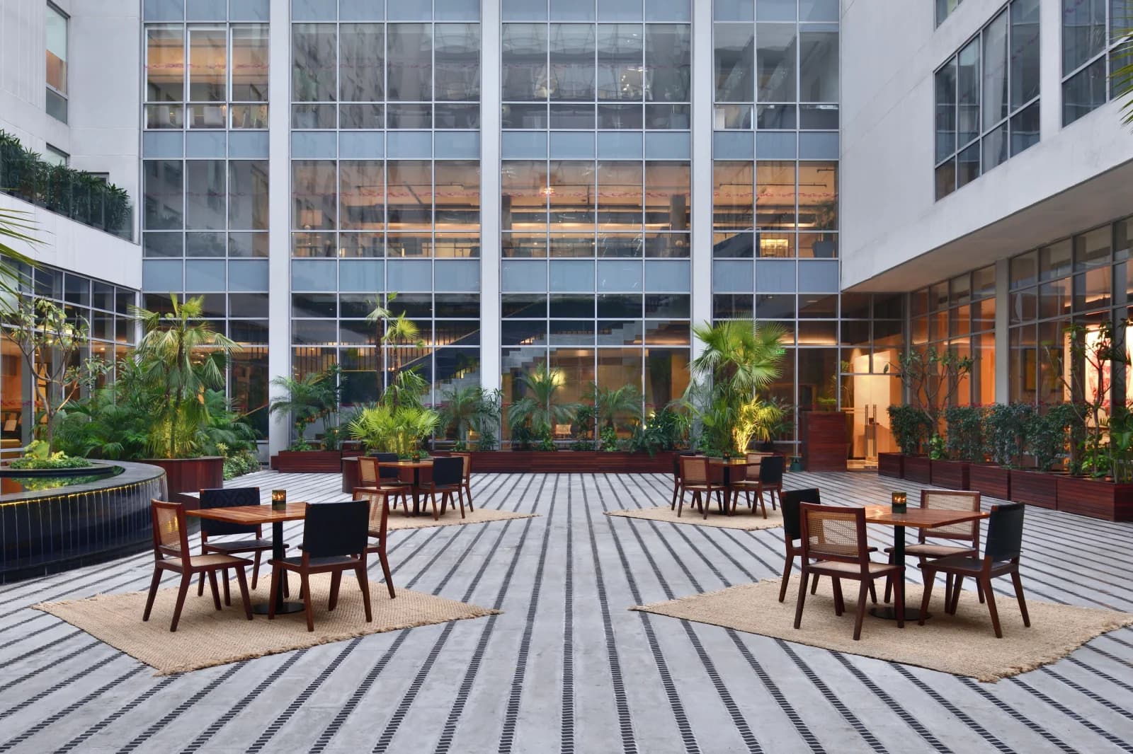 Aloft New Delhi Aerocity: Central Courtyard - Alfresco