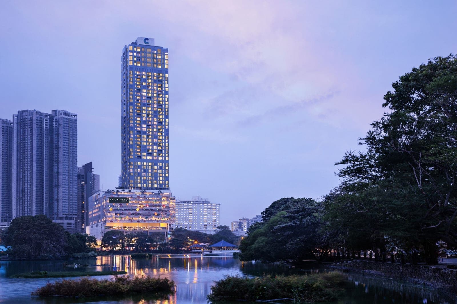 Courtyard By Marriott Colombo: Facade at Twilight